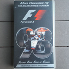 VHS: Mika Häkkisen Tie Maailmanmestariksi Formula 1 998 - pikkukuva 1