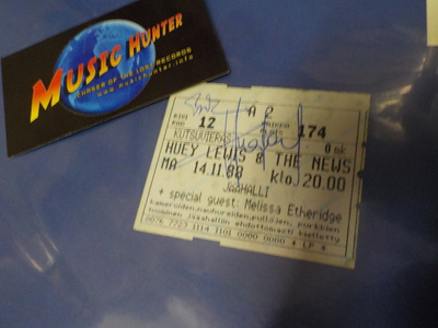 HUEY LEWIS NIMIKIRJOITUS KEIKKALIPUSSA