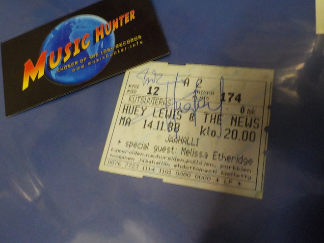 HUEY LEWIS NIMIKIRJOITUS KEIKKALIPUSSA