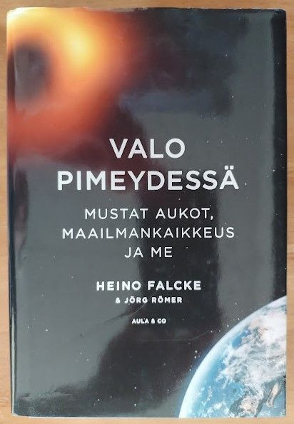 Heino Falcke & Jörg Römer: Valo pimeydessä