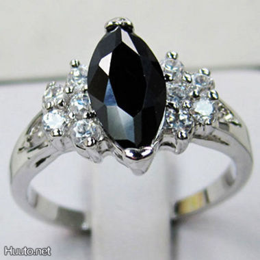 72 .. 10k Valkokulta Black Sapphire Swarovski.. Sormus
