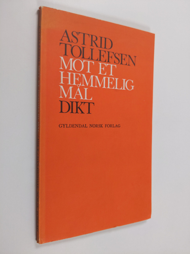 Astrid Tollefsen : Mot et hemmelig mål - Dikt