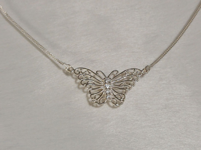 Upea Design Hopea perhaps riipus kaulakoru Butterfly