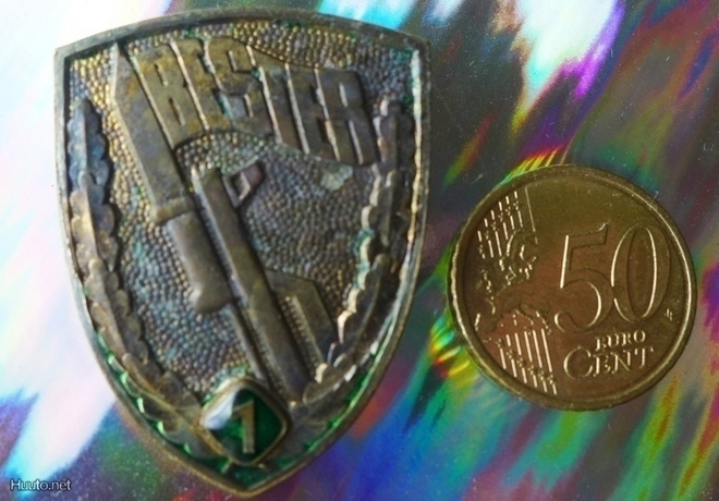 Pinssi neulamerkki Rynnäkkö kivääri DDR metallia 45mm
