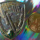Pinssi neulamerkki Rynnäkkö kivääri DDR metallia 45mm - pikkukuva 1