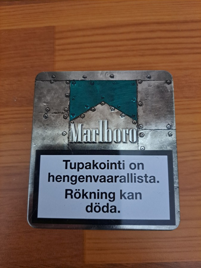 Vihreä Marlboro peltirasia