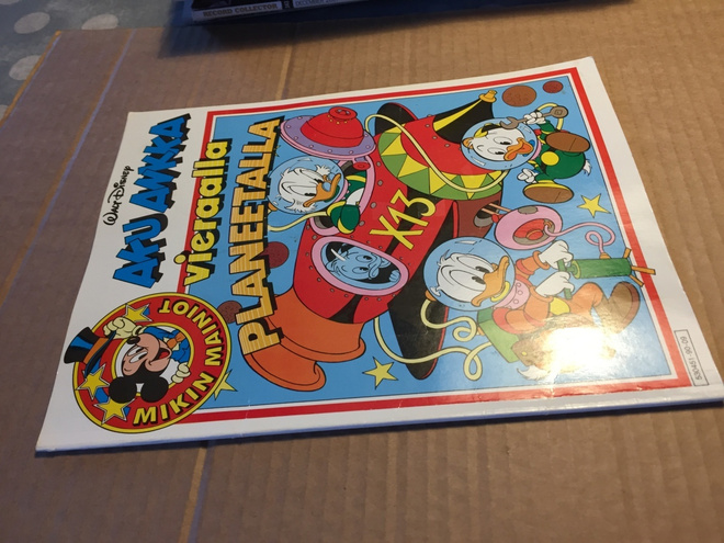 DISNEY MIKIN MAINIOT VIERAALLA PLANEETALLA HYVÄ