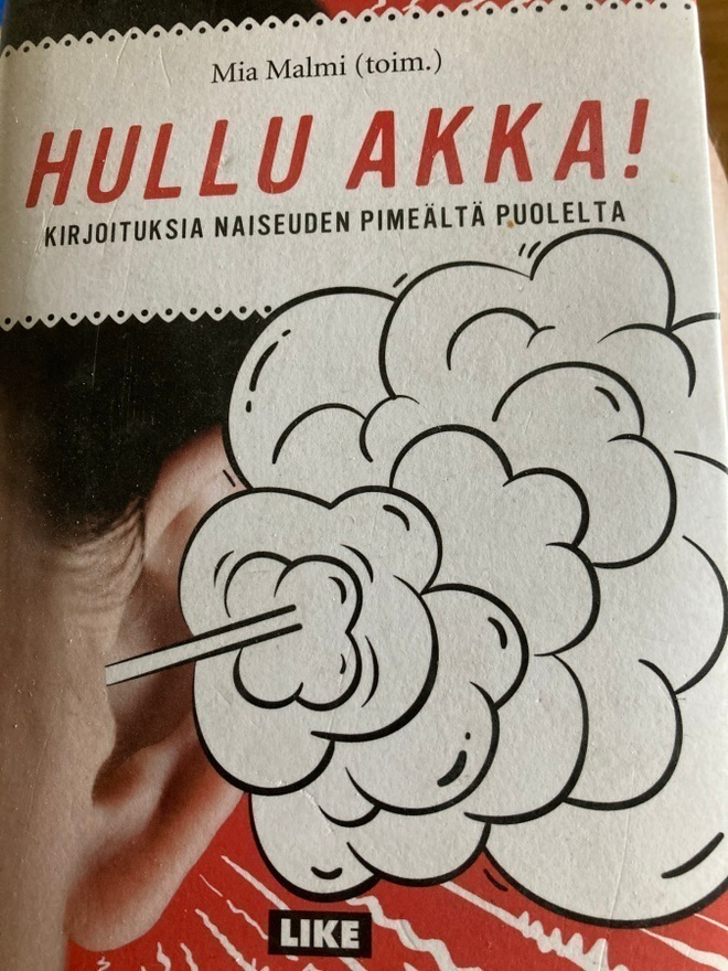 HULLU AKKA! KIRJOITUKSIA NAISEUDEN PIMEÄLTÄ PUOLELTA