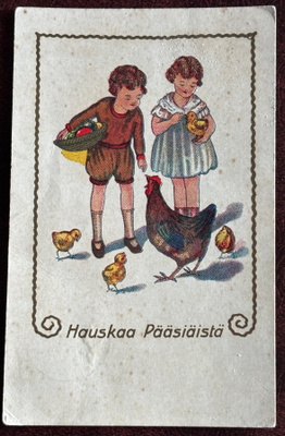 Pääsiäinen, kaksi lasta ja kana tipuineen, kulkenut