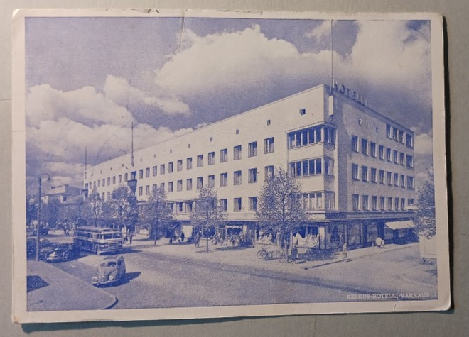 Varkaus, Keskus-Hotelli, bussi ja autoja, ei p.
