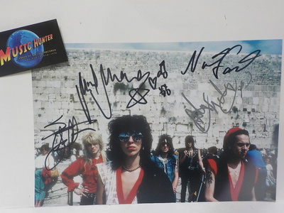 HANOI ROCKS VALOKUVA NELJÄLLÄ NIMMARILLA