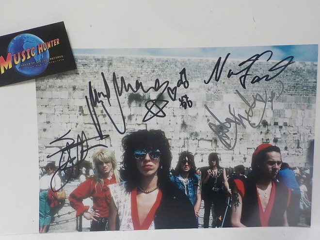 HANOI ROCKS VALOKUVA NELJÄLLÄ NIMMARILLA