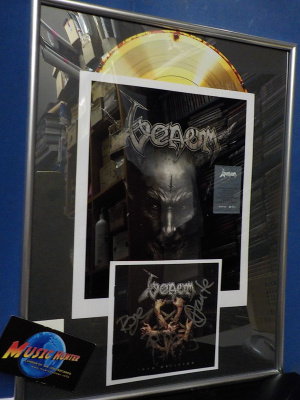 VENOM TAULU KOKO BÄNDIN NIMMAREILLA