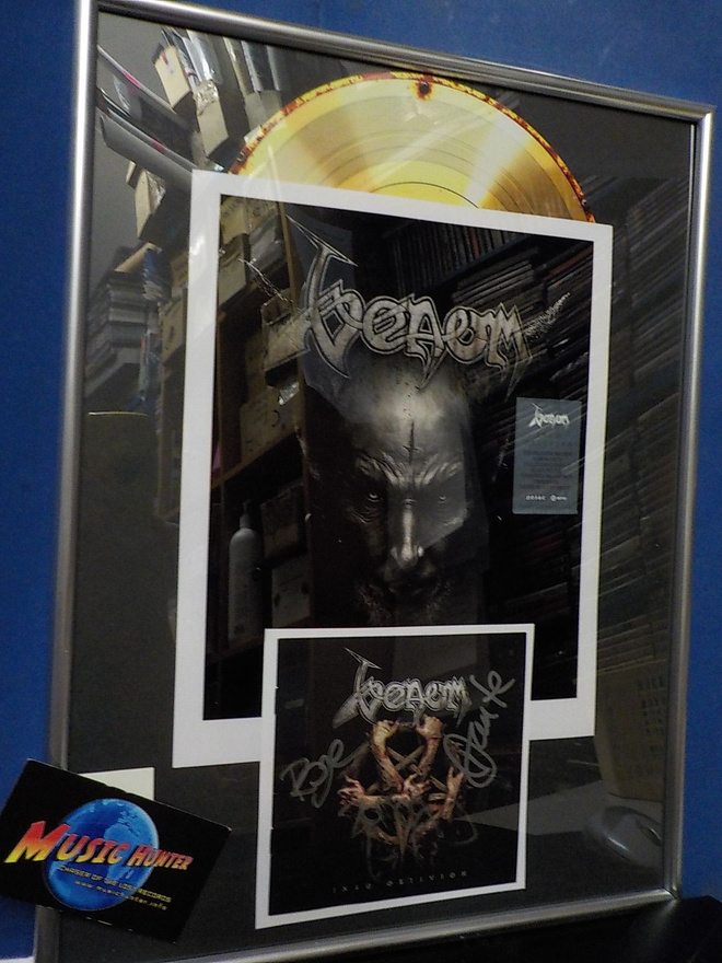 VENOM TAULU KOKO BÄNDIN NIMMAREILLA