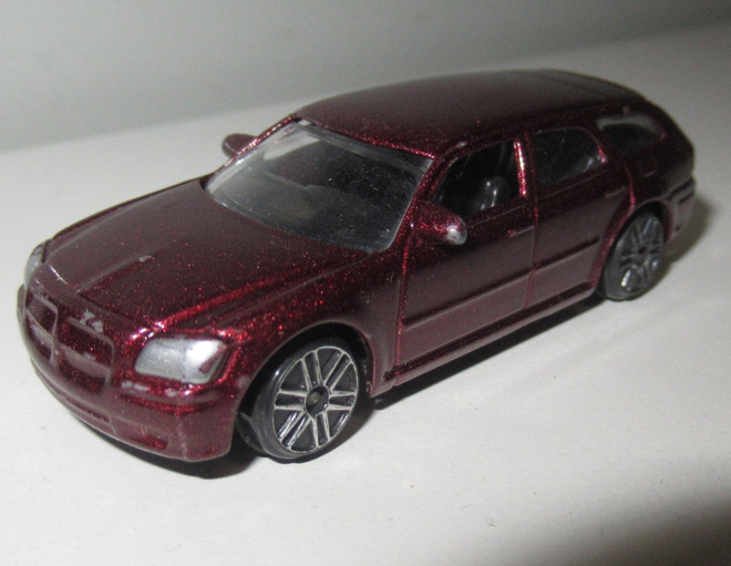Dodge Magnum 2005 pienoismalli pit. 7cm