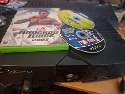 XBOX konsoli ja 3 peliä