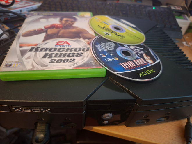 XBOX konsoli ja 3 peliä