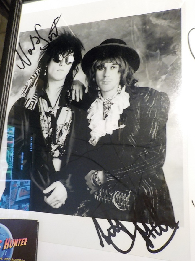 HANOI ROCKS KUVA KAHDELLA NIMMARILLA (W)