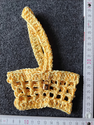 Alina´s Handmade virkattu Kertakäyttömukin kantamiseen