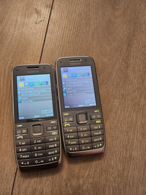 2kpl Nokia E52 puhelinta