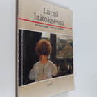 Ulla Kyrönseppä ym. : Lapsi laitoksessa - pikkukuva 1