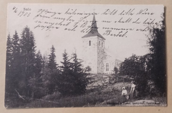 Salo,Uskelan kirkko, kaksi leidiä kalliolla p. 1908 Ruotsiin