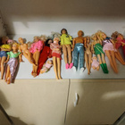 15 barbie nuket, 2 vauva, peilipöytä ja vaatteet - pikkukuva 2