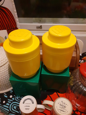 Lego purkkeja
