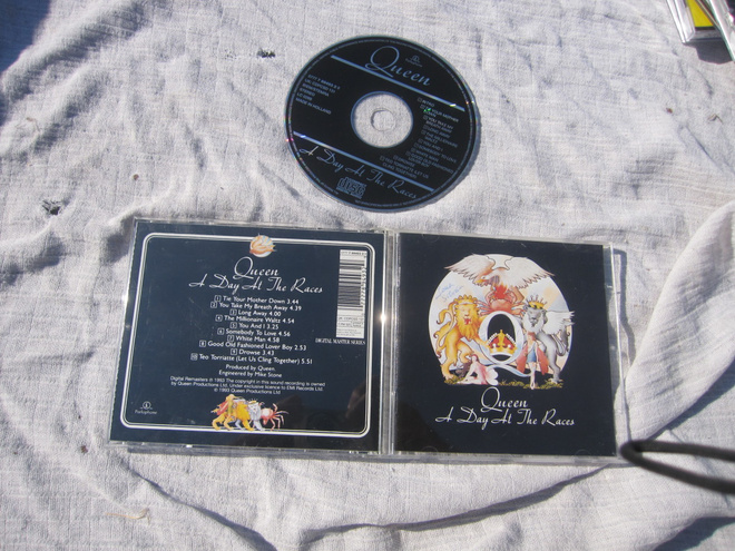 QUEEN - A DAY AT THE RACES