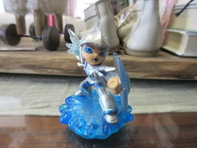 Skylanders -hahmo Blizzard Chill, series 2, käsi puuttuu