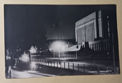 Helsinki, Eduskuntatalo yövalaistuksessa, valokuvapk, ei p.