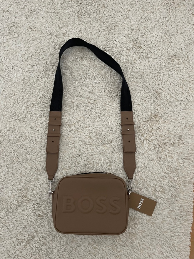 Uusi ruskea Boss-käsilaukku