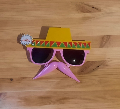 Hupilasit sombrero ja viikset
