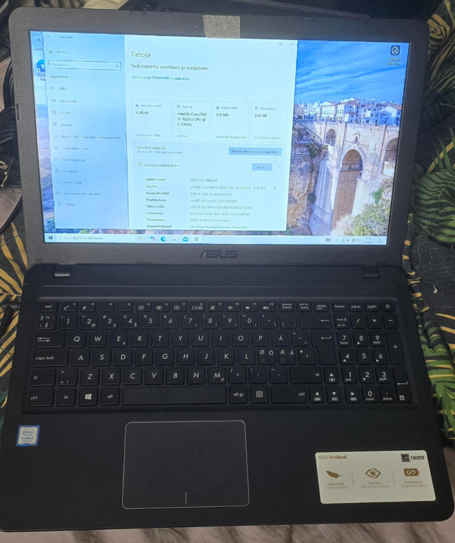 Asus vivobook, i3-7020, 4Gb, 250Gb ssd, win10.