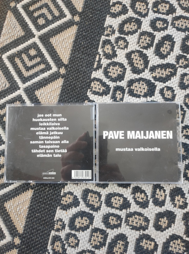 Pave Maijanen Mustaa Valkoisella