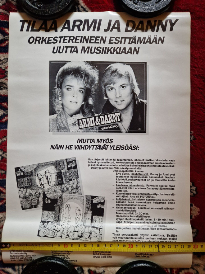 Danny Keikkajuliste.Armi ja Danny mainos takapuolella.