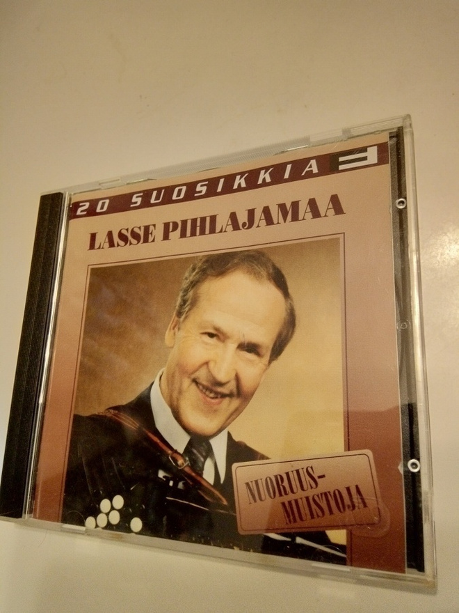 CD LASSE PIHLAJAMAA "Nuoruusmuistoja" -20 SUOSIKKIA (Sis.pk)