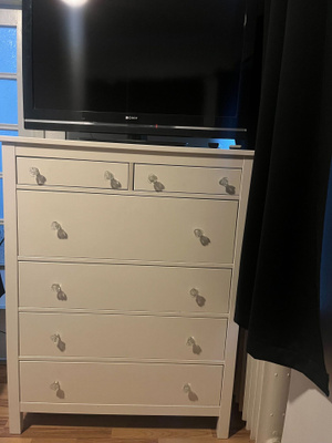 Myydään iso valkoinen lipasto