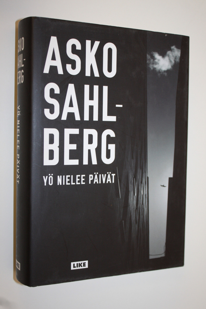 Asko Sahlberg : Yö nielee päivät