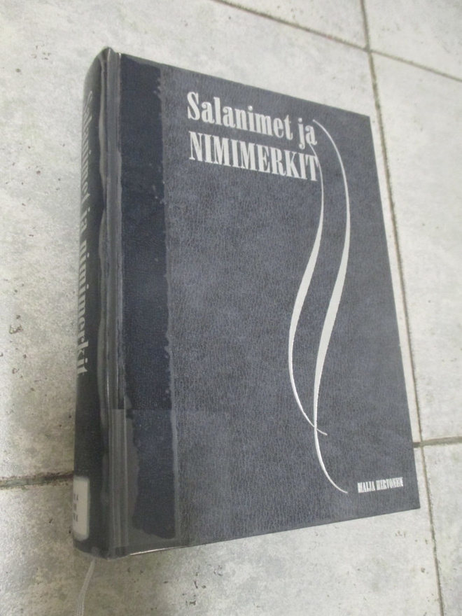 Salanimet ja nimimerkit / Maija Hirvonen ( 2kpl )