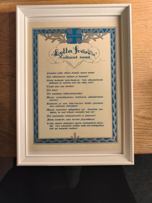 Lotta Svärd'in kultaiset sanat kehyksissä