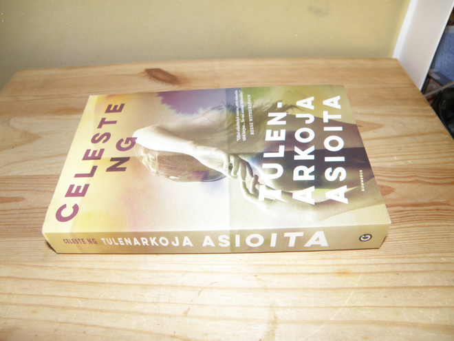Celeste Ng Tulenarkoja asioita (nidottu)