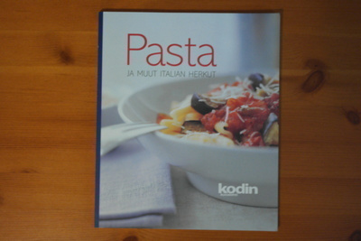 Johanna Vallinmäki:Pasta ja muut Italian herkut.1.P.2003.Nid
