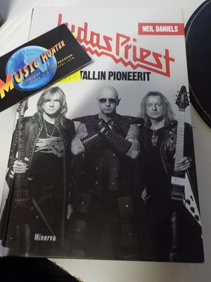 JUDAS PRIEST - METALLIN PIONEERIT UUSI KIRJA + 3 NIMMARIA