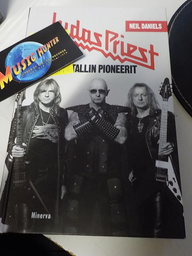 JUDAS PRIEST - METALLIN PIONEERIT UUSI KIRJA + 3 NIMMARIA