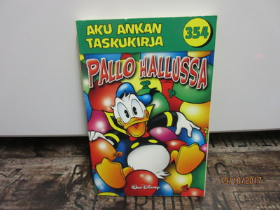 Aku Ankan taskukirja 354 - Pallo hallussa (1.Painos)