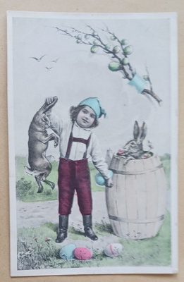 Lapsi riiputtaa pupua korvista, toinen on tynnyrissä p. 1907