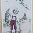 Lapsi riiputtaa pupua korvista, toinen on tynnyrissä p. 1907 - pikkukuva 1