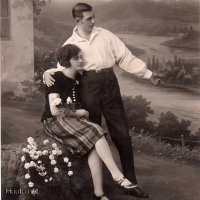 ROMANTIIKKA / Rakastunut pari katselee maisemia. 1900-l.