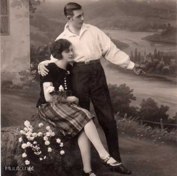 ROMANTIIKKA / Rakastunut pari katselee maisemia. 1900-l.